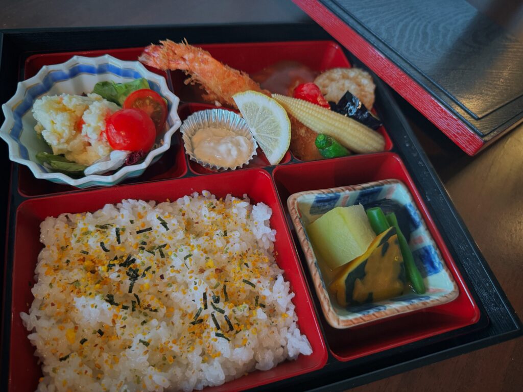 七五三のお祝い料理「エビフライとハンバーグのお弁当」の写真